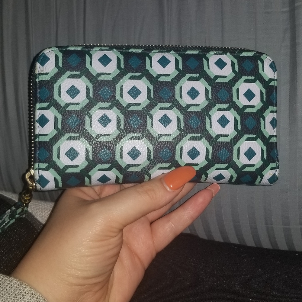 Wristlet wallet, can hold phone